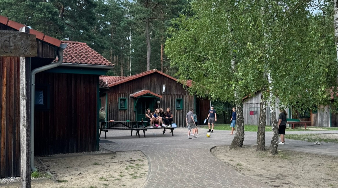 Jugendliche vor Bungalows 3